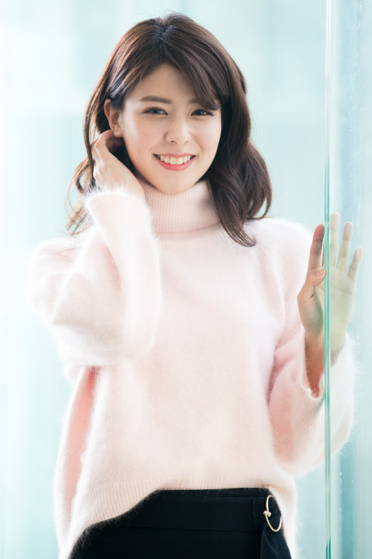 일본인 배우 후지이 미나가 연합뉴스와 인터뷰에 앞서 포즈를 취하고 있다.